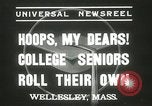 Standbild Hoop-rolling championship Wellesley Massachusetts USA, 1937, aus Sekunde 3 historischem Filmmaterial Videoclip 65675063196