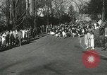 Standbild Hoop-rolling championship Wellesley Massachusetts USA, 1937, aus Sekunde 16 historischem Filmmaterial Videoclip 65675063196
