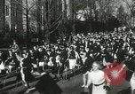 Standbild Hoop-rolling championship Wellesley Massachusetts USA, 1937, aus Sekunde 31 historischem Filmmaterial Videoclip 65675063196