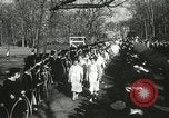 Standbild Hoop-rolling championship Wellesley Massachusetts USA, 1937, aus Sekunde 43 historischem Filmmaterial Videoclip 65675063196