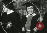 Standbild Hoop-rolling championship Wellesley Massachusetts USA, 1937, aus Sekunde 44 historischem Filmmaterial Videoclip 65675063196