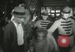 Immagine di Bambini cammelli Chicago Illinois USA, 1933, secondo 57 filmato di repertorio 65675063205