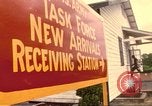 Immagine di Operazioni di vita nuova Fort Indiantown Gap Pennsylvania USA, 1975, secondo 38 filmato di repertorio 65675063236