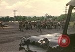 Immagine di Operazioni di vita nuova Fort Indiantown Gap Pennsylvania USA, 1975, secondo 50 filmato di repertorio 65675063236