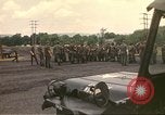 Immagine di Operazioni di vita nuova Fort Indiantown Gap Pennsylvania USA, 1975, secondo 54 filmato di repertorio 65675063236