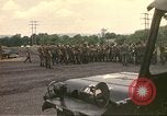 Immagine di Operazioni di vita nuova Fort Indiantown Gap Pennsylvania USA, 1975, secondo 55 filmato di repertorio 65675063236