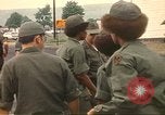 Immagine di Operazioni di vita nuova Fort Indiantown Gap Pennsylvania USA, 1975, secondo 61 filmato di repertorio 65675063236