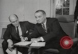 Standbild Johnson fordert Passage der Voting Rights Act United States USA, 1965, aus Sekunde 10 historischem Filmmaterial Videoclip 65675063247