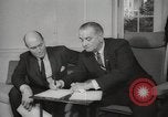 Standbild Johnson fordert Passage der Voting Rights Act United States USA, 1965, aus Sekunde 11 historischem Filmmaterial Videoclip 65675063247