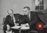 Standbild Johnson fordert Passage der Voting Rights Act United States USA, 1965, aus Sekunde 14 historischem Filmmaterial Videoclip 65675063247