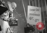 Immagine di Primavera a New York City a metà degli anni '60 New York City USA, 1965, secondo 17 filmato di repertorio 65675063253