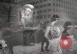 Immagine di Primavera a New York City a metà degli anni '60 New York City USA, 1965, secondo 26 filmato di repertorio 65675063253