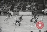 Immagine di Partita di basket Portland Oregon USA, 1965, secondo 17 filmato di repertorio 65675063255
