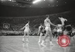 Immagine di Partita di basket Portland Oregon USA, 1965, secondo 24 filmato di repertorio 65675063255