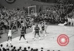 Immagine di Partita di basket Portland Oregon USA, 1965, secondo 35 filmato di repertorio 65675063255