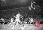 Immagine di Partita di basket Portland Oregon USA, 1965, secondo 38 filmato di repertorio 65675063255