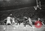 Immagine di Partita di basket Portland Oregon USA, 1965, secondo 39 filmato di repertorio 65675063255
