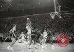 Immagine di Partita di basket Portland Oregon USA, 1965, secondo 41 filmato di repertorio 65675063255