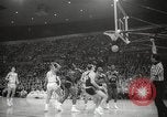 Immagine di Partita di basket Portland Oregon USA, 1965, secondo 42 filmato di repertorio 65675063255