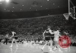 Immagine di Partita di basket Portland Oregon USA, 1965, secondo 46 filmato di repertorio 65675063255
