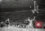 Immagine di Partita di basket Portland Oregon USA, 1965, secondo 47 filmato di repertorio 65675063255