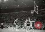 Immagine di Partita di basket Portland Oregon USA, 1965, secondo 48 filmato di repertorio 65675063255