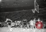 Immagine di Partita di basket Portland Oregon USA, 1965, secondo 49 filmato di repertorio 65675063255