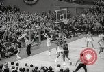 Immagine di Partita di basket Portland Oregon USA, 1965, secondo 51 filmato di repertorio 65675063255