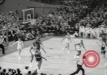 Immagine di Partita di basket Portland Oregon USA, 1965, secondo 52 filmato di repertorio 65675063255