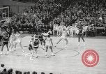 Immagine di Partita di basket Portland Oregon USA, 1965, secondo 55 filmato di repertorio 65675063255