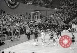 Immagine di Partita di basket Portland Oregon USA, 1965, secondo 56 filmato di repertorio 65675063255