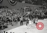 Immagine di Partita di basket Portland Oregon USA, 1965, secondo 57 filmato di repertorio 65675063255