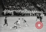 Immagine di Partita di basket Portland Oregon USA, 1965, secondo 61 filmato di repertorio 65675063255