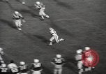 Standbild Fußballspiel Chicago Illinois USA, 1965, aus Sekunde 26 historischem Filmmaterial Videoclip 65675063259