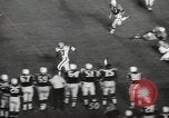 Standbild Fußballspiel Chicago Illinois USA, 1965, aus Sekunde 28 historischem Filmmaterial Videoclip 65675063259