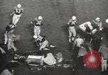 Standbild Fußballspiel Chicago Illinois USA, 1965, aus Sekunde 32 historischem Filmmaterial Videoclip 65675063259