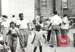 Standbild Afroamerikanische Kinder in Harlem New York City USA, 1935, aus Sekunde 5 historischem Filmmaterial Videoclip 65675063279