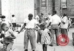 Standbild Afroamerikanische Kinder in Harlem New York City USA, 1935, aus Sekunde 6 historischem Filmmaterial Videoclip 65675063279