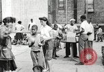 Standbild Afroamerikanische Kinder in Harlem New York City USA, 1935, aus Sekunde 12 historischem Filmmaterial Videoclip 65675063279