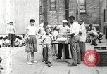Standbild Afroamerikanische Kinder in Harlem New York City USA, 1935, aus Sekunde 16 historischem Filmmaterial Videoclip 65675063279