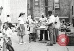 Standbild Afroamerikanische Kinder in Harlem New York City USA, 1935, aus Sekunde 19 historischem Filmmaterial Videoclip 65675063279