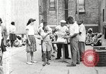 Standbild Afroamerikanische Kinder in Harlem New York City USA, 1935, aus Sekunde 21 historischem Filmmaterial Videoclip 65675063279