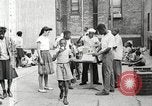 Standbild Afroamerikanische Kinder in Harlem New York City USA, 1935, aus Sekunde 22 historischem Filmmaterial Videoclip 65675063279
