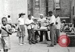 Standbild Afroamerikanische Kinder in Harlem New York City USA, 1935, aus Sekunde 26 historischem Filmmaterial Videoclip 65675063279