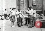 Standbild Afroamerikanische Kinder in Harlem New York City USA, 1935, aus Sekunde 27 historischem Filmmaterial Videoclip 65675063279