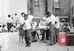 Standbild Afroamerikanische Kinder in Harlem New York City USA, 1935, aus Sekunde 28 historischem Filmmaterial Videoclip 65675063279