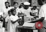 Standbild Afroamerikanische Kinder in Harlem New York City USA, 1935, aus Sekunde 45 historischem Filmmaterial Videoclip 65675063279