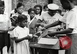 Standbild Afroamerikanische Kinder in Harlem New York City USA, 1935, aus Sekunde 46 historischem Filmmaterial Videoclip 65675063279