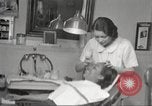 Immagine di Salone di bellezza per donne afroamericane ad Harlem New York City USA, 1940, secondo 30 filmato di repertorio 65675063284