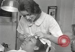 Immagine di Salone di bellezza per donne afroamericane ad Harlem New York City USA, 1940, secondo 35 filmato di repertorio 65675063284